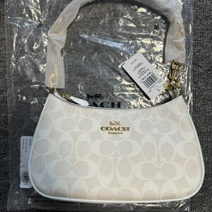 Coach Cream Shoulder Bag with Gold Accents☕️☕️